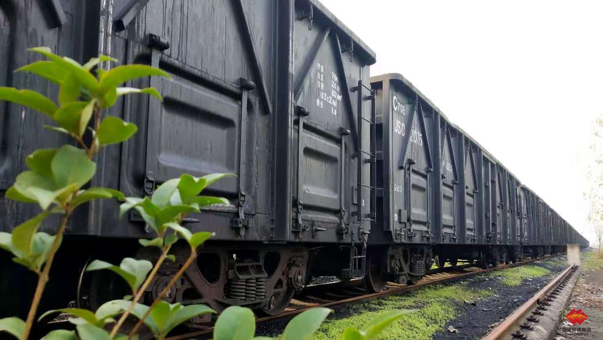 图为该公司火车煤转运现场"为节省财务费用,我们主动出击,科学决策,自