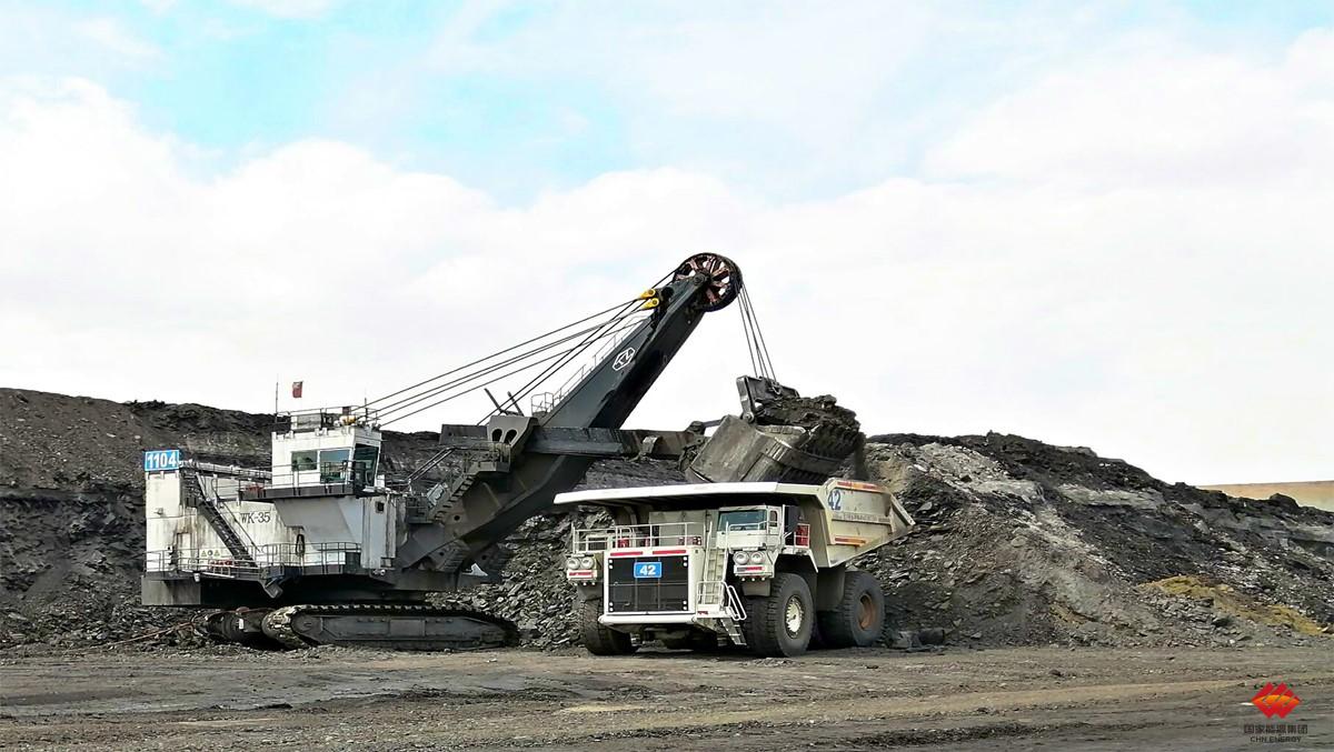 图为wk—35电铲在进行采装作业