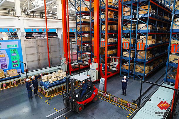 图为仓储管理员进行物资入库