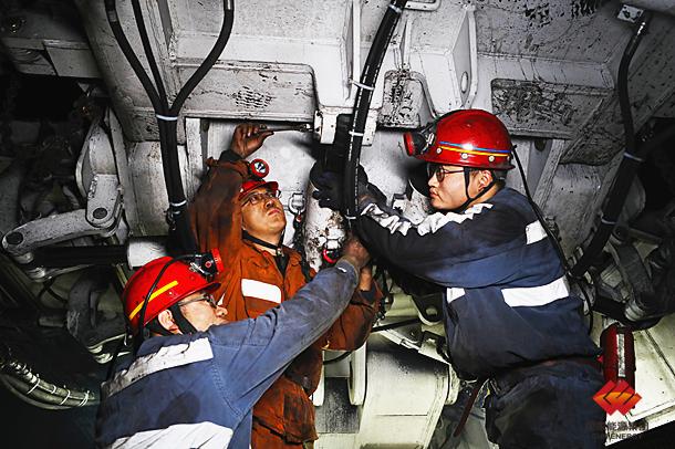 哈拉沟煤矿综采二队员工忙碌了一个班抓紧捆绑电缆,管路,晚饭时间到了