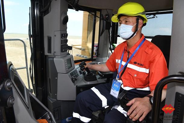 图为卡特推土机司机熟练操作设备