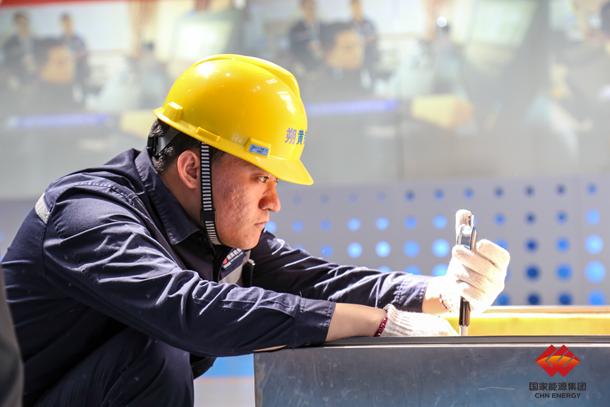 图为检修人员正在进行内径量表校表检查工作