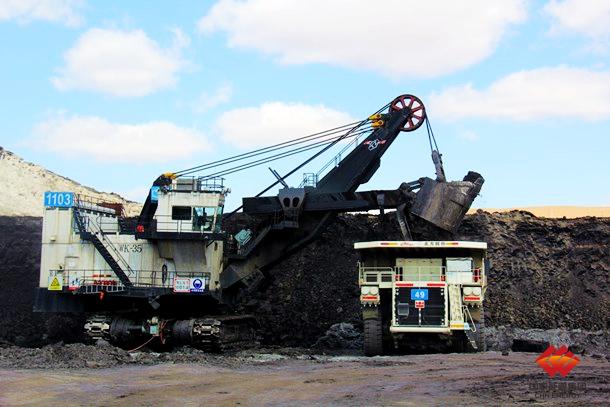 图为wk-35电铲进行采装作业.