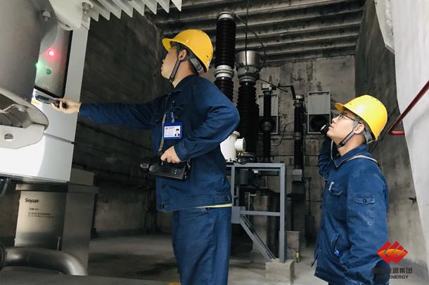 图为员工加强防台期间设备巡回检查次数保证安全发电