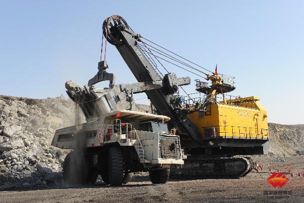 图为电铲正在装车作业