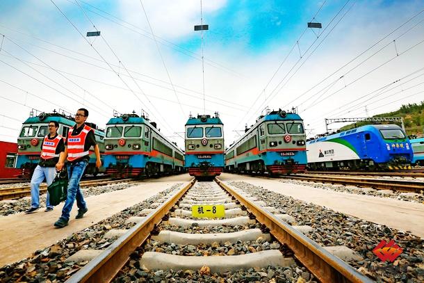 包神铁路集团整合交直机车推进大轮乘制实行