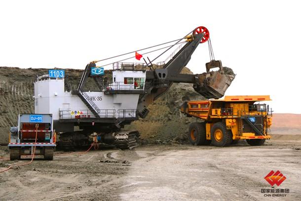 图为wk-35电铲正在进行紧张采装作业