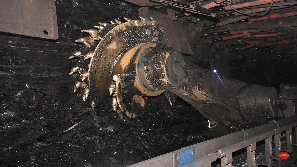 图为该公司井下综采工作面采煤机滚筒正在作业