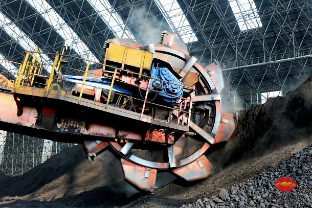 图为大同公司飞速旋转的斗轮机正在将保供燃煤从煤垛传至输煤皮带