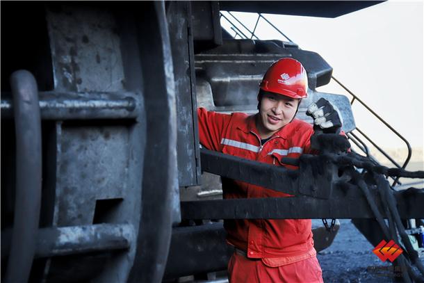 图为电铲司机作业前点检电缆滚筒