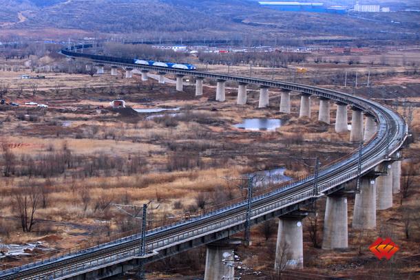 图为运煤专列行驶在包神铁路线上