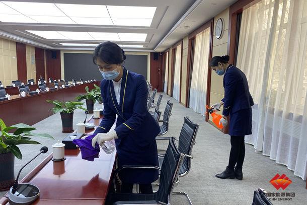 图为会务服务人员对会议室进行消杀