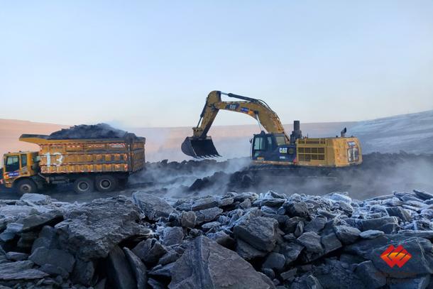 图为准东露天煤矿采场现场