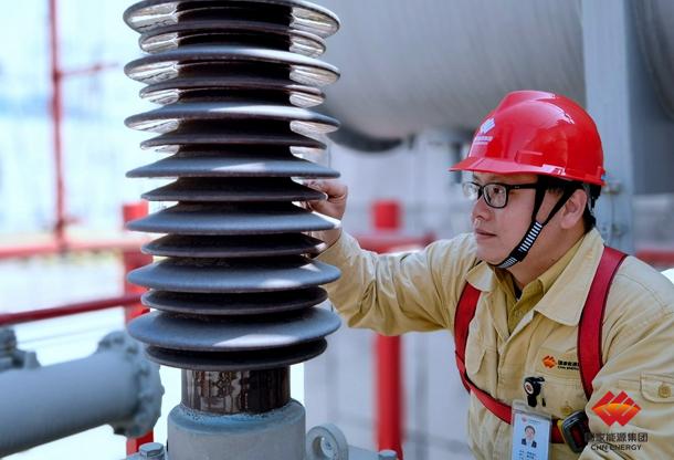 图为检修人员检查主变套管末屏.