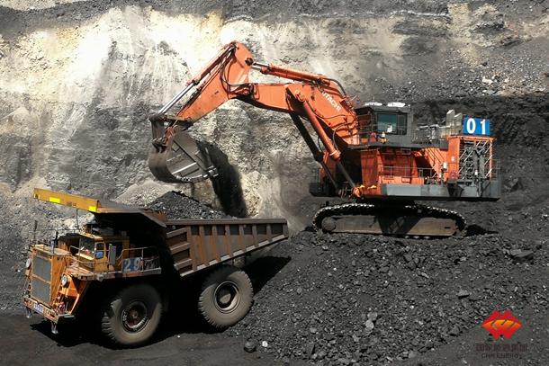 图为采掘队液压反铲正在挖煤.