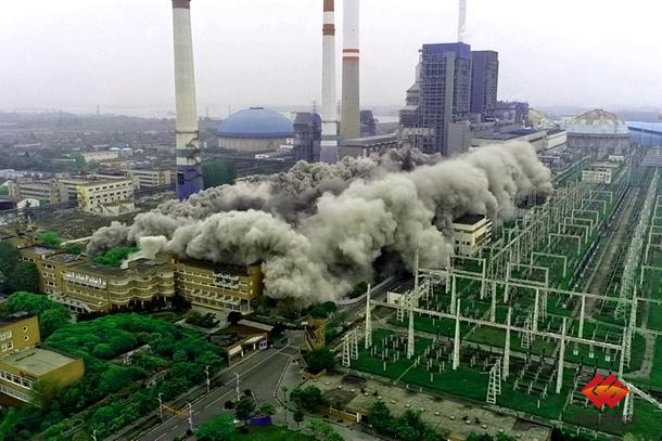 江苏谏壁电厂7-10号机组汽机厂房爆破拆除