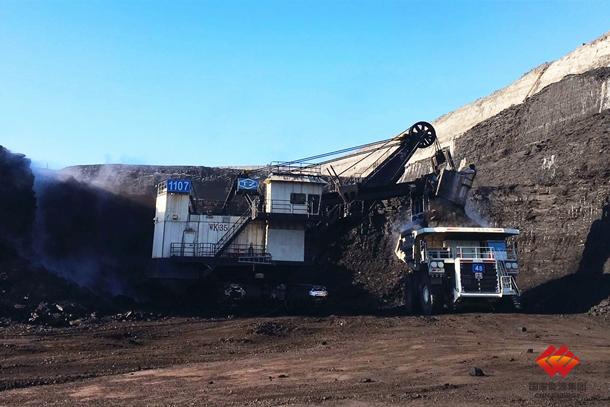 图为wk-35电铲正在进行采装作业