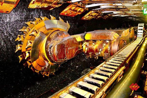 图为井下割煤机正在自动化割煤