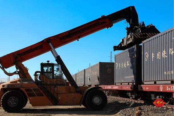 新朔铁路首个35吨敞顶集装箱块煤列车发运