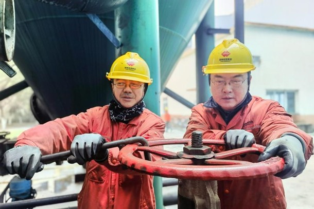 图为燃料运行人员关闭水系统阀门做防寒防冻措施
