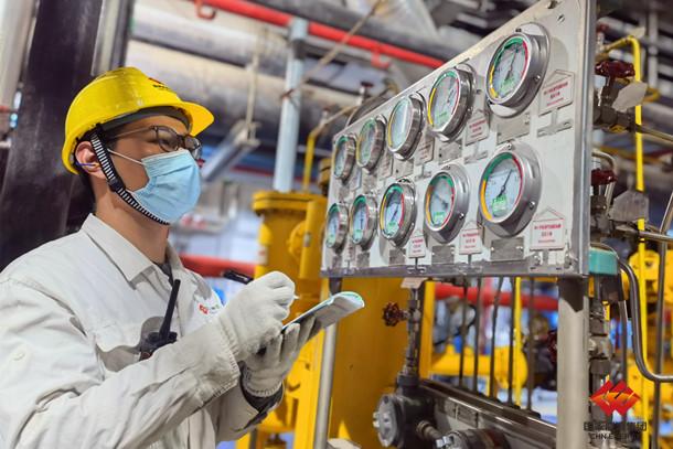 图为江苏公司陈家港电厂运行人员正在巡检记录设备参数