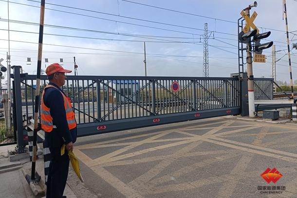 新朔铁路首套道口预警提示系统正式投入运行