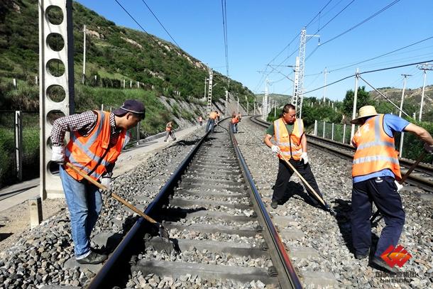 神朔铁路蛇口峁线路工区补充道砟专项活动筑牢安全防线