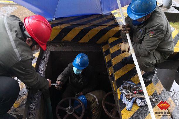 图为检修人员正在抢修进水阀泄漏点