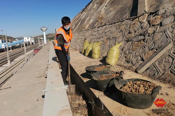 按照"防汛无小事"理念,对管内正线两侧,站场,专用线排水沟,天沟,侧沟