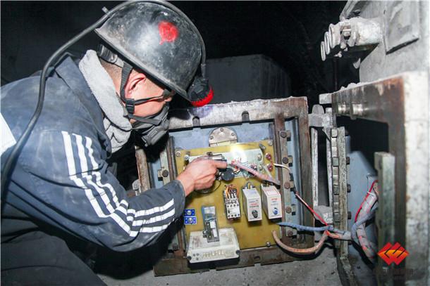 组织专业技术人员对井下电气防爆开关进行紧线,除尘,更换
