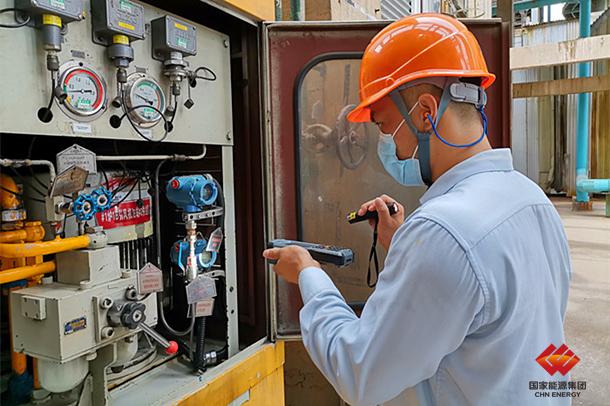 图为该公司设备点检员现场检查设备情况该公司设备部点检认真执行迎峰