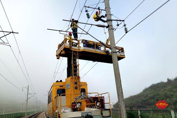 图为接触网工正在检调保护线根据管内生产实际和作业推进计划,该专业