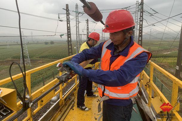 包神铁路神朔公司开展接触网分相绝缘器专检