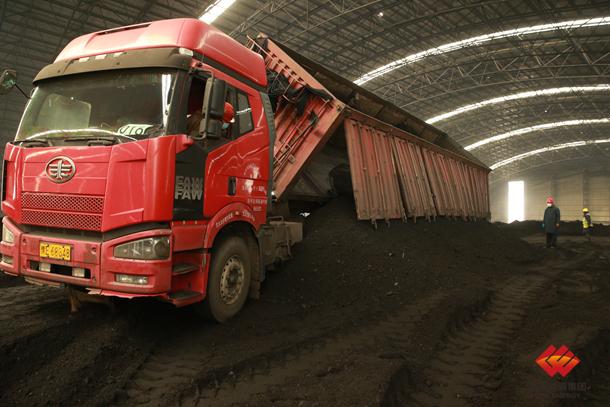 图为该公司运煤车辆正在进行卸煤