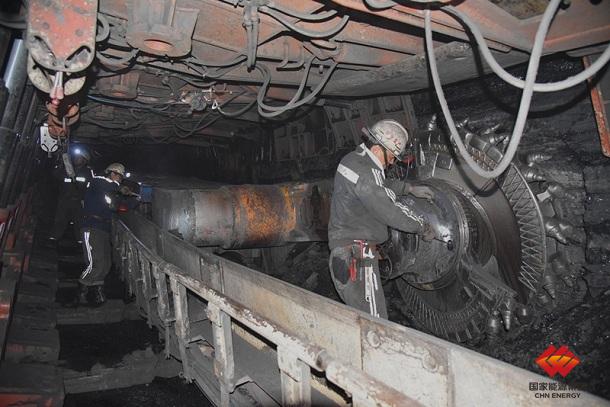 煤矿综掘机维修工图片