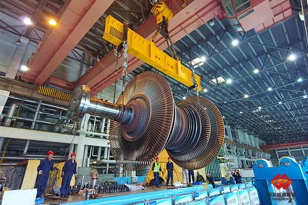 图为检修人员进行吊汽轮机转子作业转子起吊开工前,该公司设备部,安监