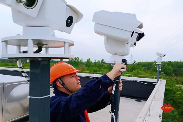 图为技术人员安装测温型摄像头