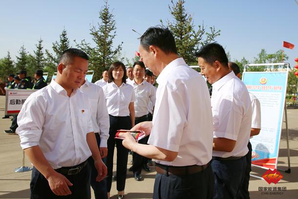 新闻资讯 一线风采6月1日,国家能源集团神延煤炭在西湾露天煤矿举办