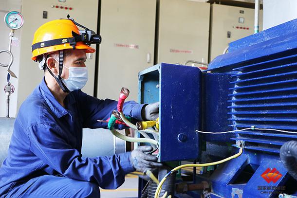 图为检修员工进行1号热网疏水泵电机测量绝缘后接线恢复