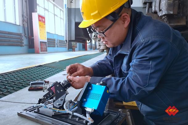 图为作业人员正在检修设备