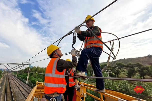 包神铁路神朔公司接触网电连接大规模更换