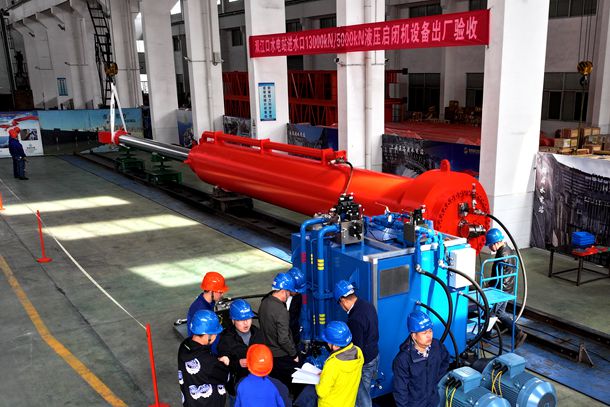 20231130 双江口公司人员现场开展进水口快速闸门液压启闭机出厂验收