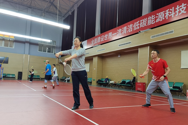 1734080760078072746.jpg 图为员工在体育馆进行羽毛球健身活动_副本.jpg