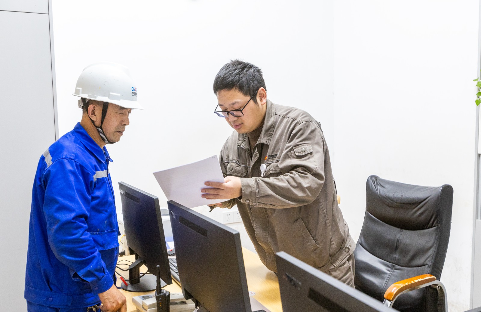 图为隔离组组长分析危险点及预控措施