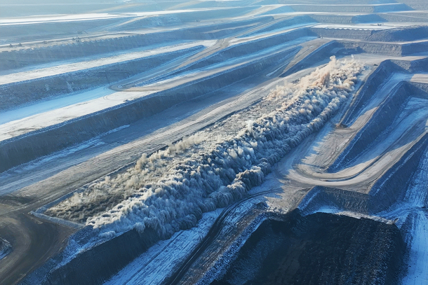 图为准东露天煤矿爆破现场