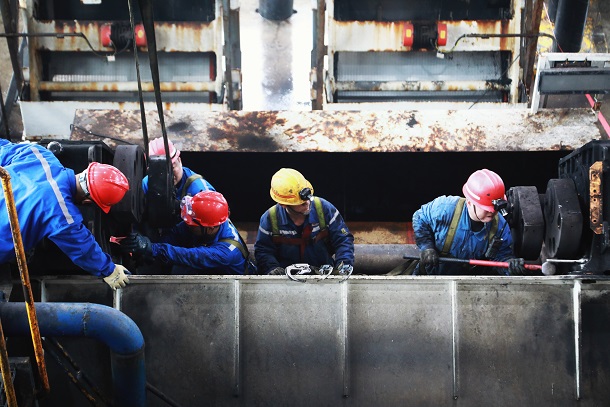 图为运维人员正在拆卸旧激振器