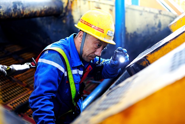 图为运维人员正在检查振动筛激振器