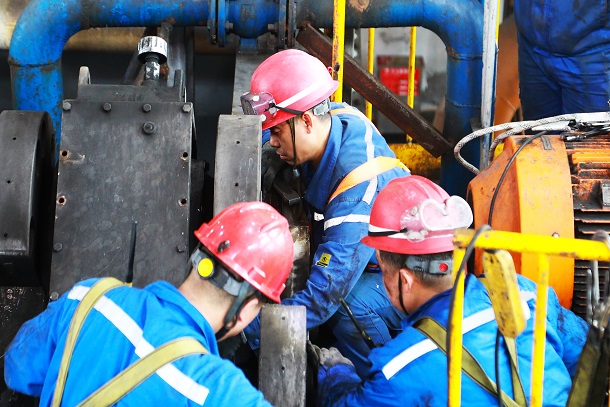 图为运维人员正在调整激振器配重块