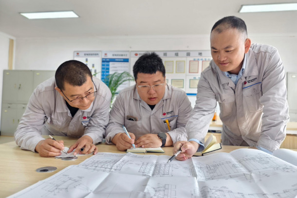图为配电班QC小组成员研究专用试验装置工艺图纸.jpg