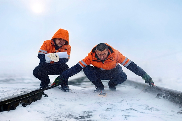 2.图为李长亮和孙会立正在测量轨道电压